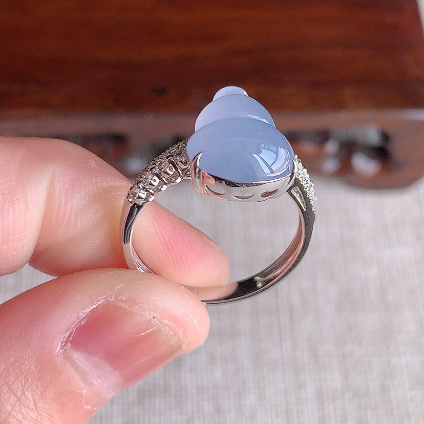 天然A货翡翠18K金伴钻镶嵌紫罗兰葫芦戒指 圈口17.3裸石
尺寸12-9.8mm 重量3.00g 