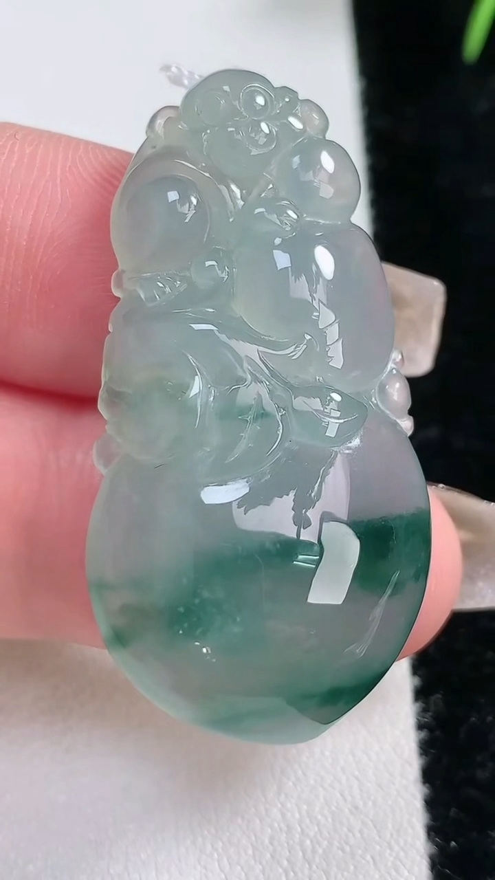 天然A货翡翠冰种飘花寿桃吊坠，尺寸42-21-9，重量:12.79g
3月15日