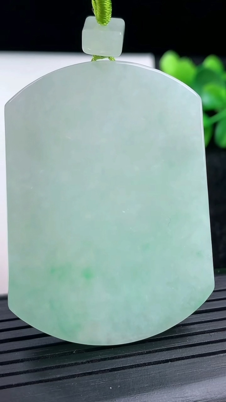 天然A货翡翠无事牌吊坠尺寸54.1-40.3-5.2重量:36.50g
3月15日