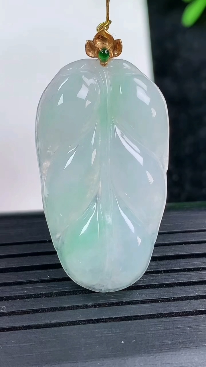 天然A货翡翠金枝玉叶 叶子吊坠尺寸33.6-19.5-3.8重量:5.40g
3月15日