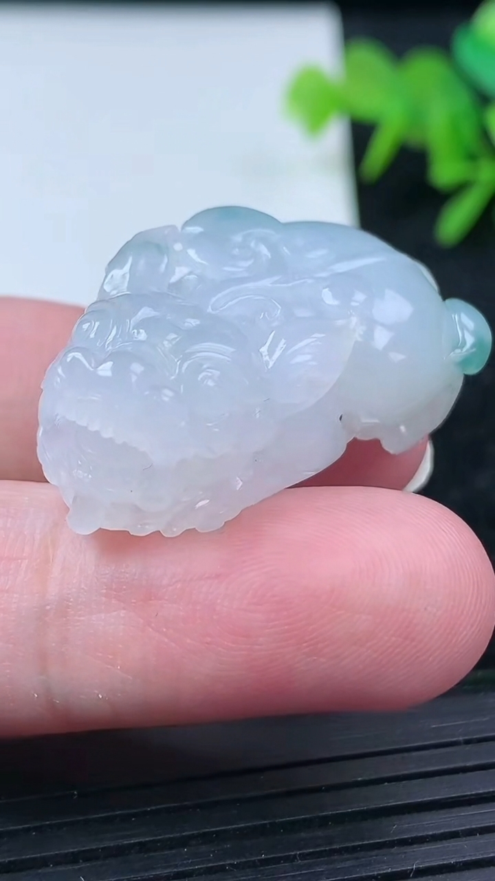 天然A货翡翠飘花貔貅吊坠尺寸33.9-19.7-12.7重量:16.69g
3月15日