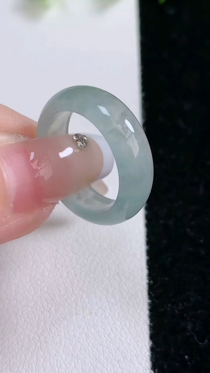 天然A货翡翠指环戒指，尺寸17.2-6.4-3.4，重:3.66g2026年3月15日
工厂直销收藏