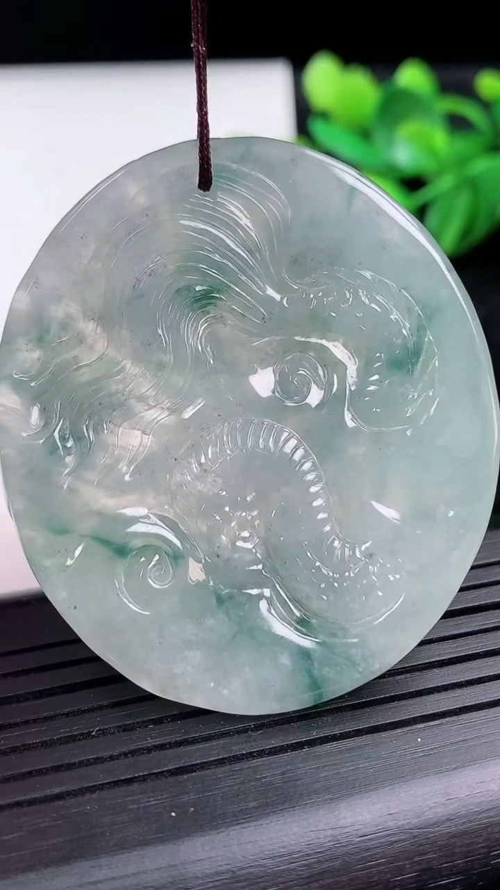 天然A货翡翠飘花龙牌吊坠尺寸50.5-44.2-10.8重量:36.84g
3月15日