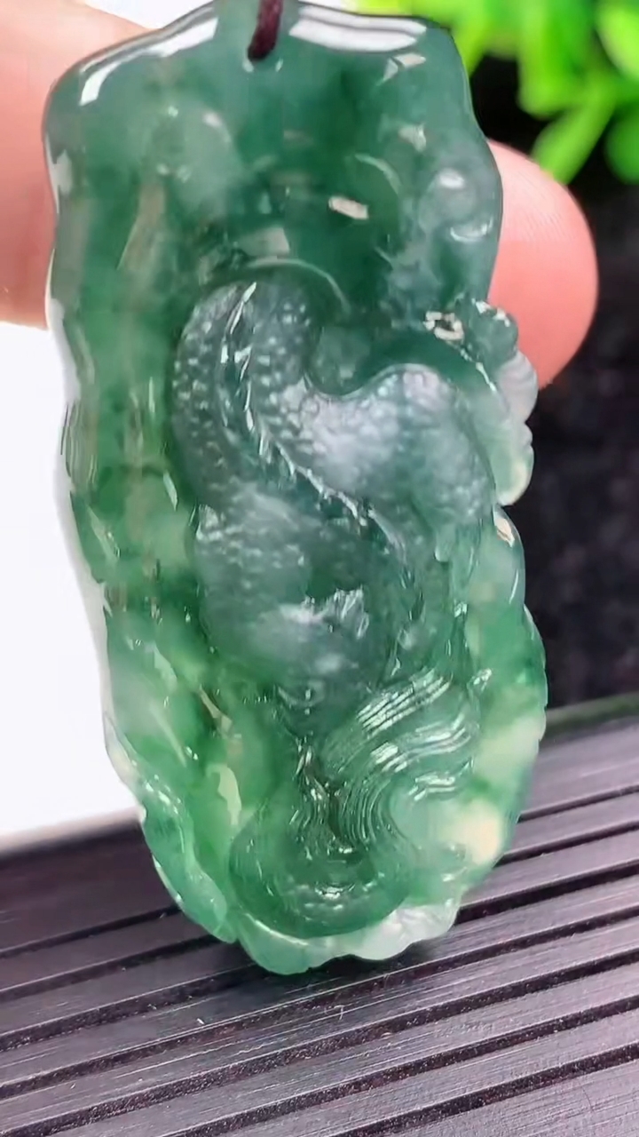 天然A货翡翠龙牌吊坠尺寸48.8-22.5-12.6重量:22.33g
3月15日