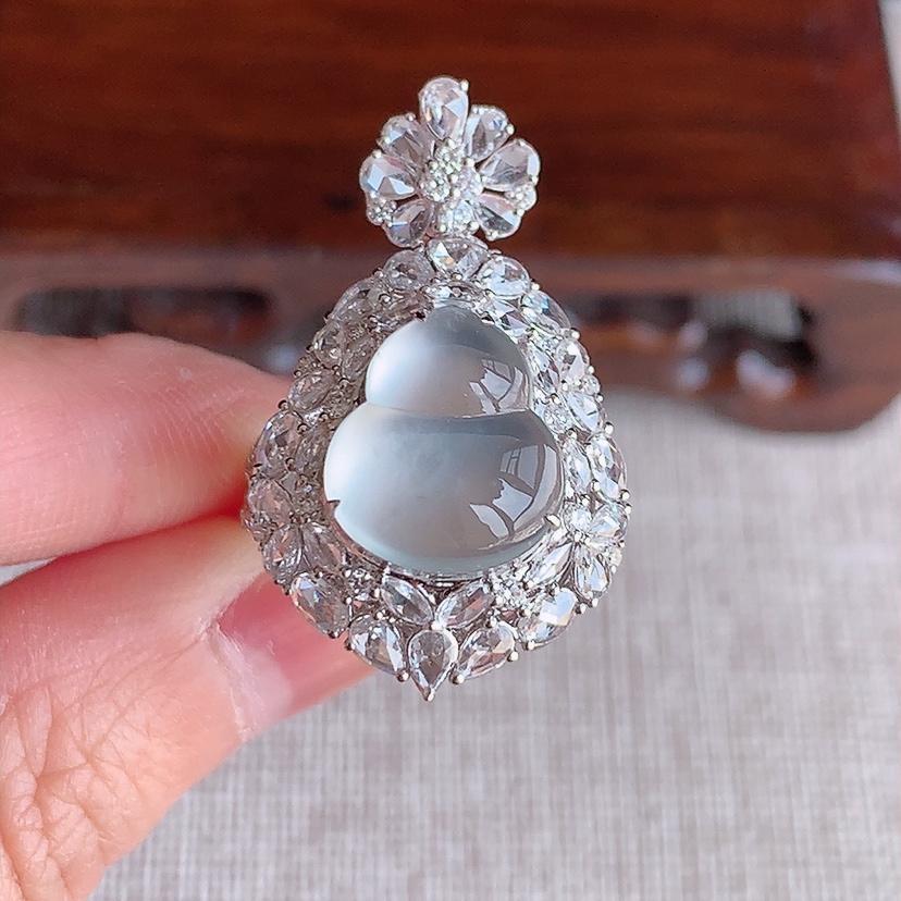 天然A货翡翠18K金伴钻镶嵌白月光炸光葫芦戒指吊坠两用款 圈口17.3裸石
尺寸12.8-11mm 