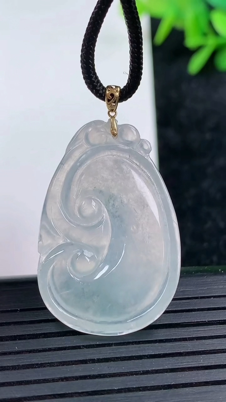 天然A货翡翠种白冰如意吊坠尺寸32.7-21.6-4.2重量:5.86g
3月15日