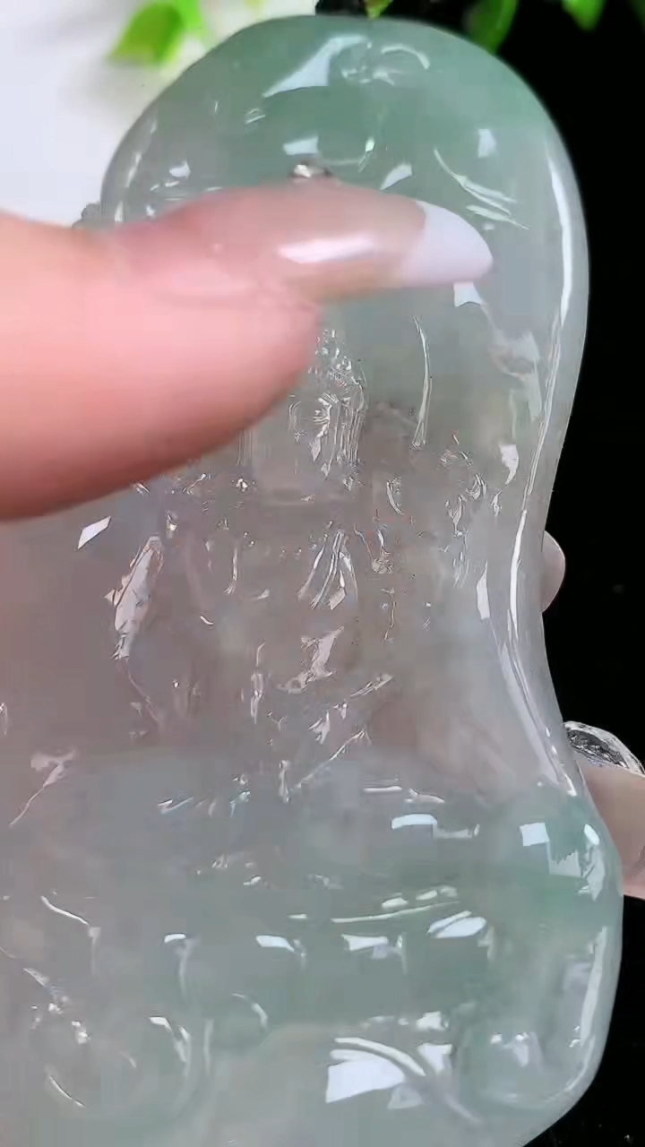 天然A货翡翠普贤菩萨吊坠，尺寸83-40.3-5.4，重:37.72g
3月15日