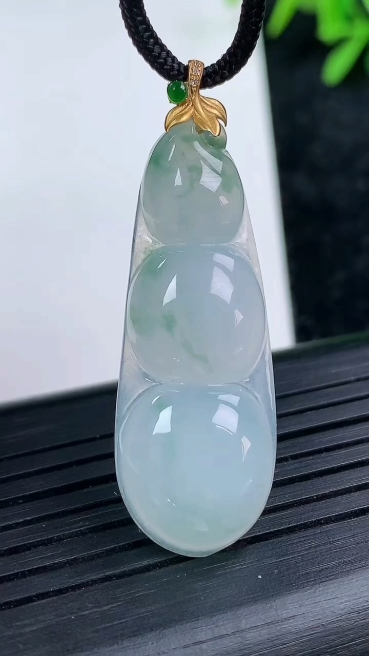 天然A货翡翠18K金飘花福豆吊坠尺寸38.8-13.9-5重量:5.22g
3月15日
​