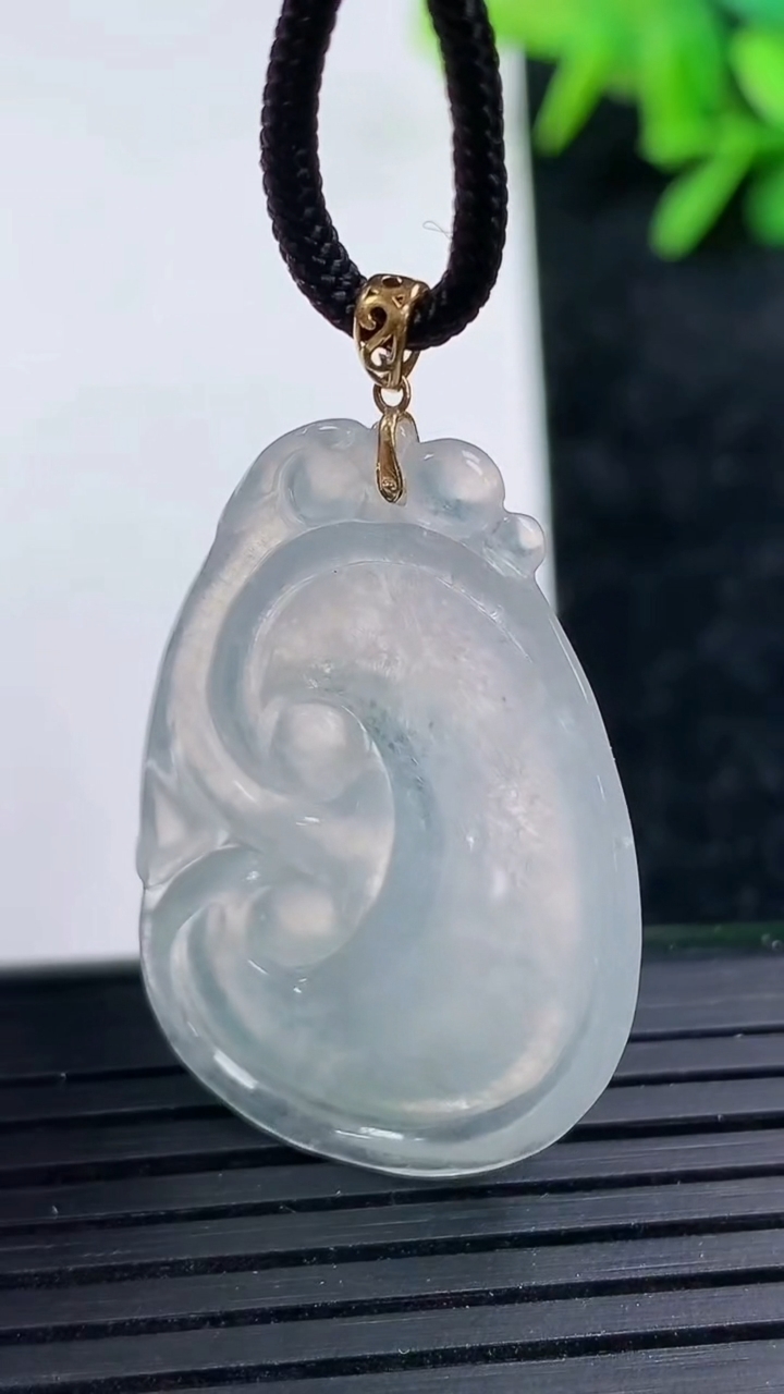 天然A货翡翠种白冰如意吊坠尺寸32.7-21.6-4.2重量:5.86g
3月15日