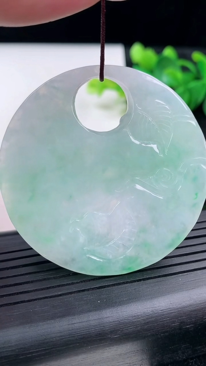 天然A货翡翠花开富贵吊坠尺寸53.1-5.8重量:32.99g
3月15日