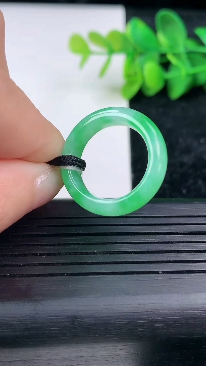 天然A货翡翠指环戒指尺寸16.9-5.4-3.4重量:4.01g2026年3月15日
工厂直销收藏佳