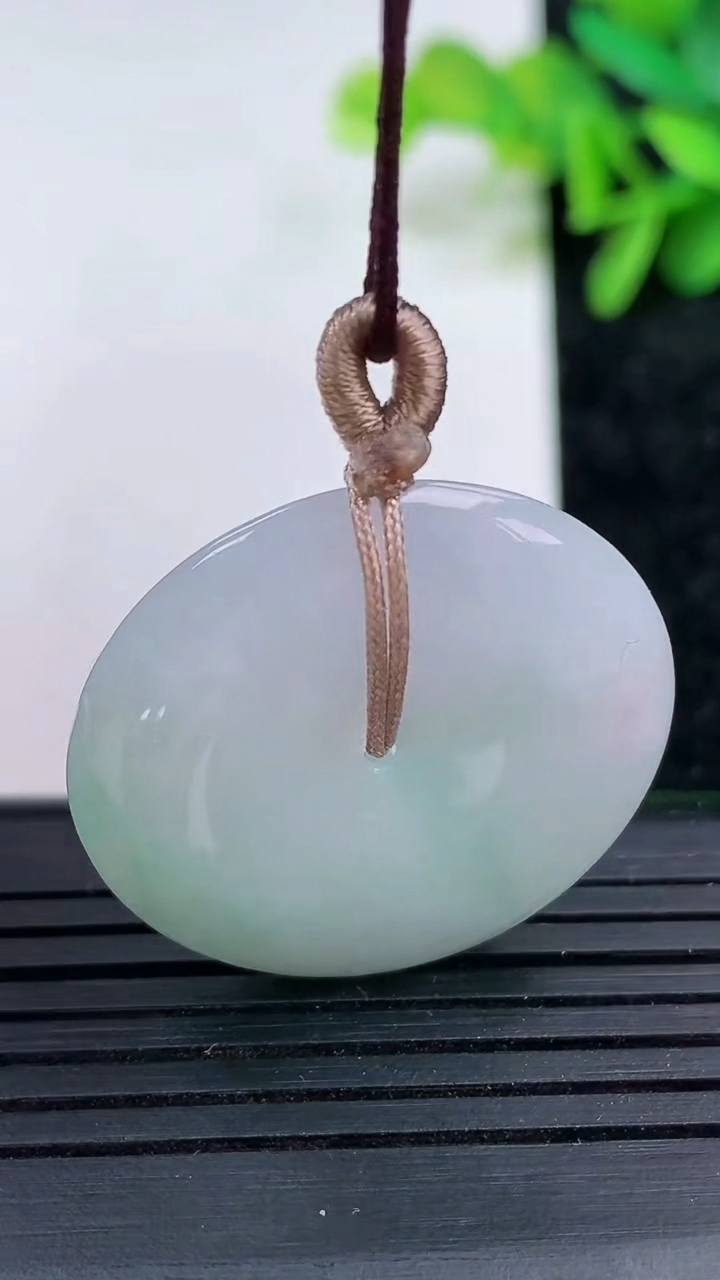 天然A货翡翠平安扣吊坠尺寸28.9-5重量:9.82g
3月15日