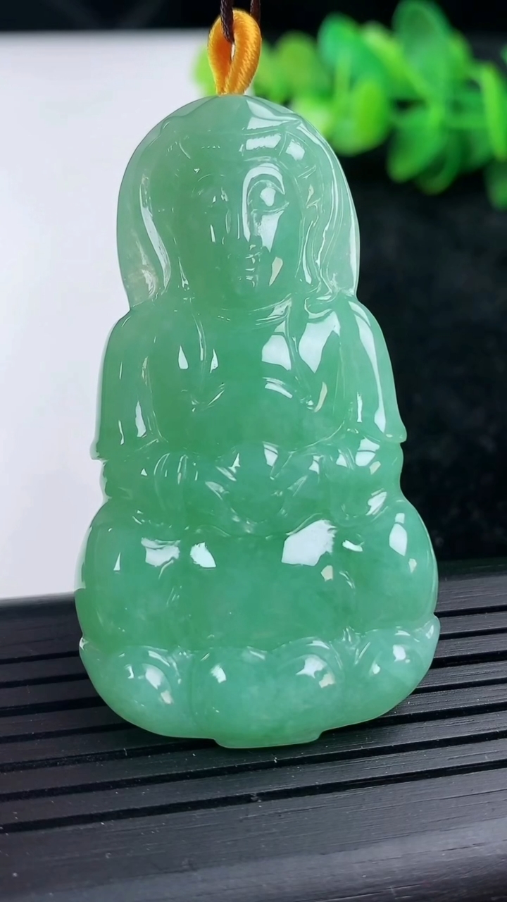 天然A货翡翠观音菩萨吊坠尺寸55.5-30.5-5.7重量:19.87g
3月15日