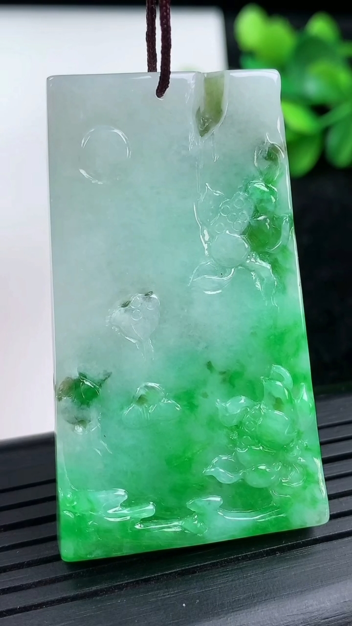 天然A货翡翠山水牌吊坠尺寸51.4-30.8-9.8重量:32.78g
3月15日