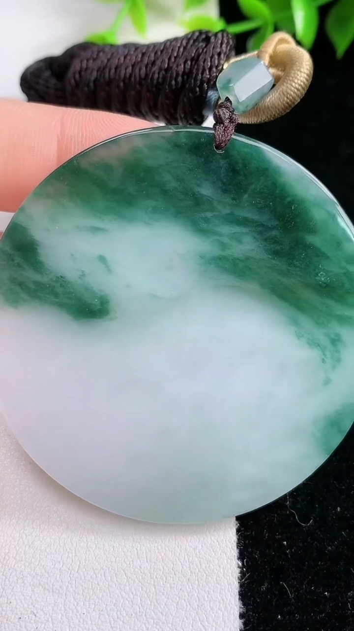 天然A货翡翠牌吊坠，尺寸54-6，重:41.40g
3月15日
