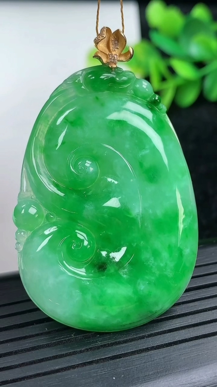 天然A货翡翠如意吊坠尺寸48.7-33.9-4.8重量:16.95g
3月15日