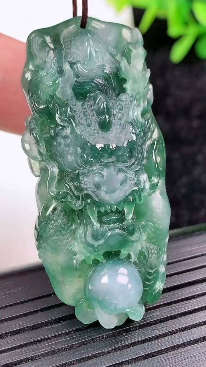 天然A货翡翠龙牌吊坠尺寸48.8-22.5-12.6重量:22.33g
3月15日