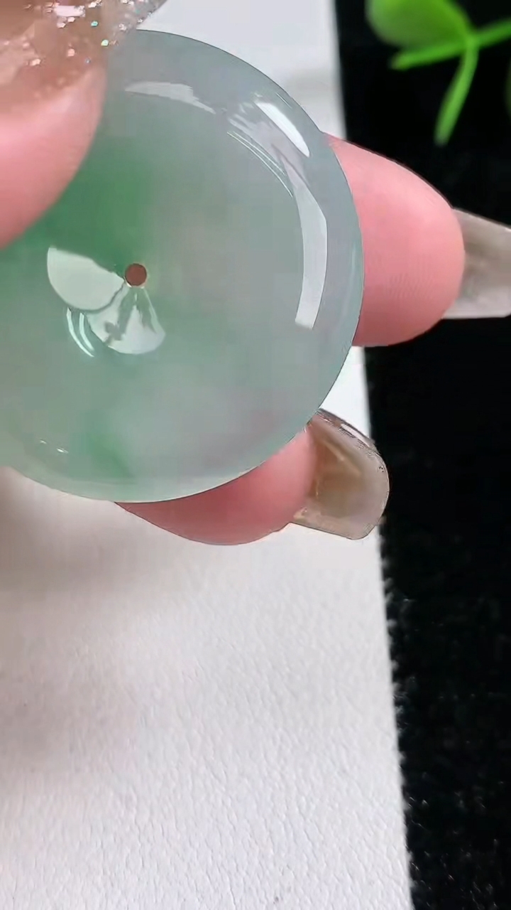 天然A货翡翠平安扣吊坠，尺寸32-5.5，重量:11.50g
3月15日