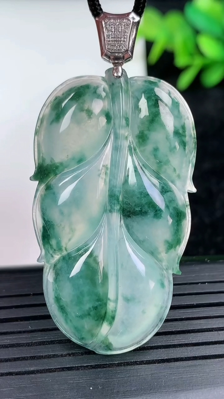 天然A货翡翠种飘花金枝玉叶 叶子吊坠尺寸45.1-26.8-5.4重量:12.47g
3月15日