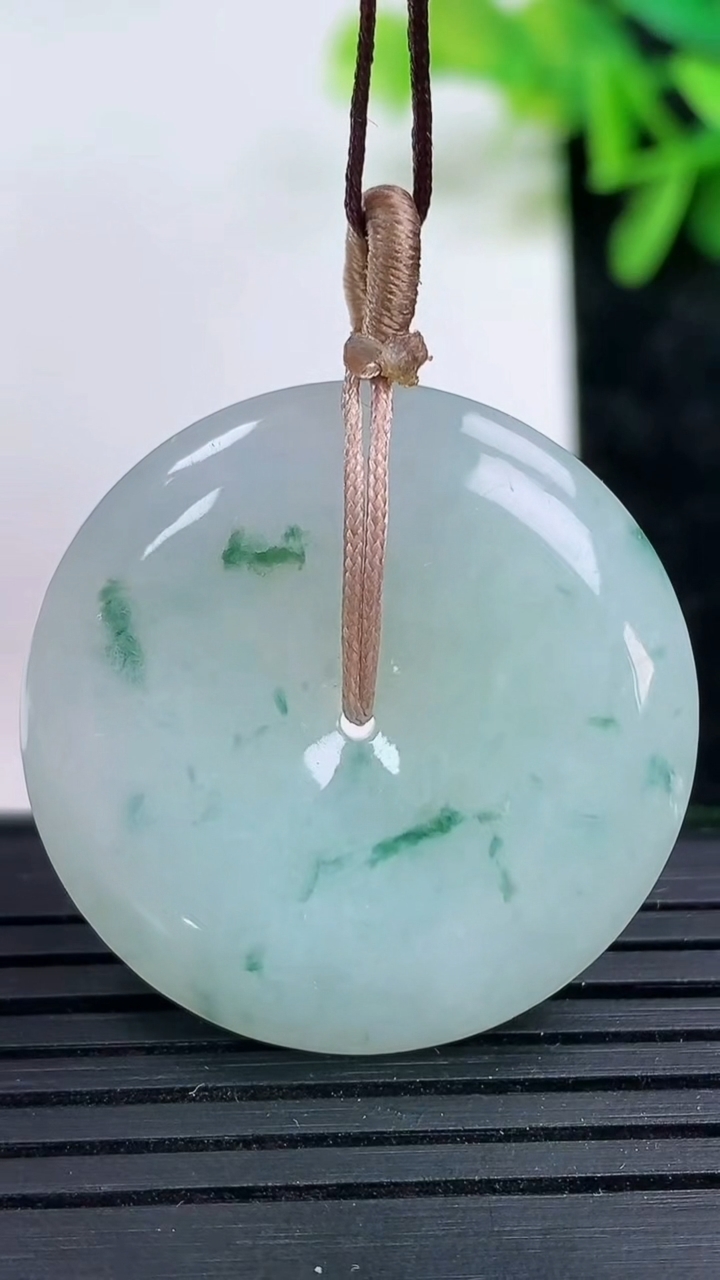 天然A货翡翠飘花平安扣吊坠尺寸30.7-6.2重量:12.68g
3月15日