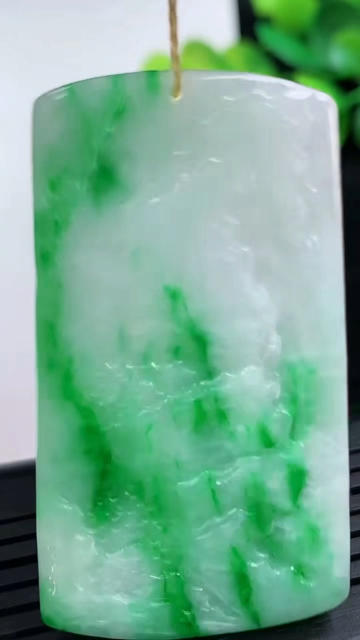 天然A货翡翠山水牌吊坠尺寸51.6-29.1-3.9重量:16.53g
3月15日