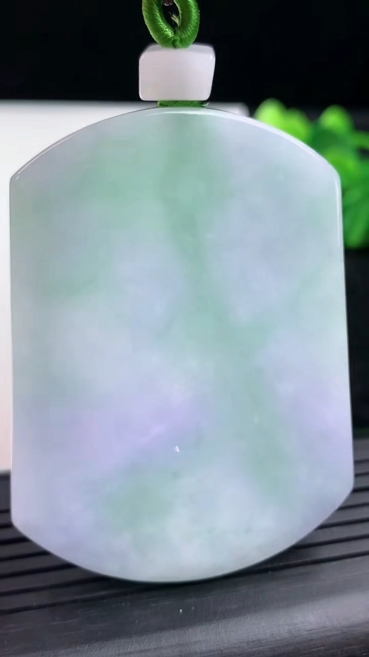 天然A货翡翠无事牌吊坠尺寸56.8-42.5-5重量:38.99g
3月15日