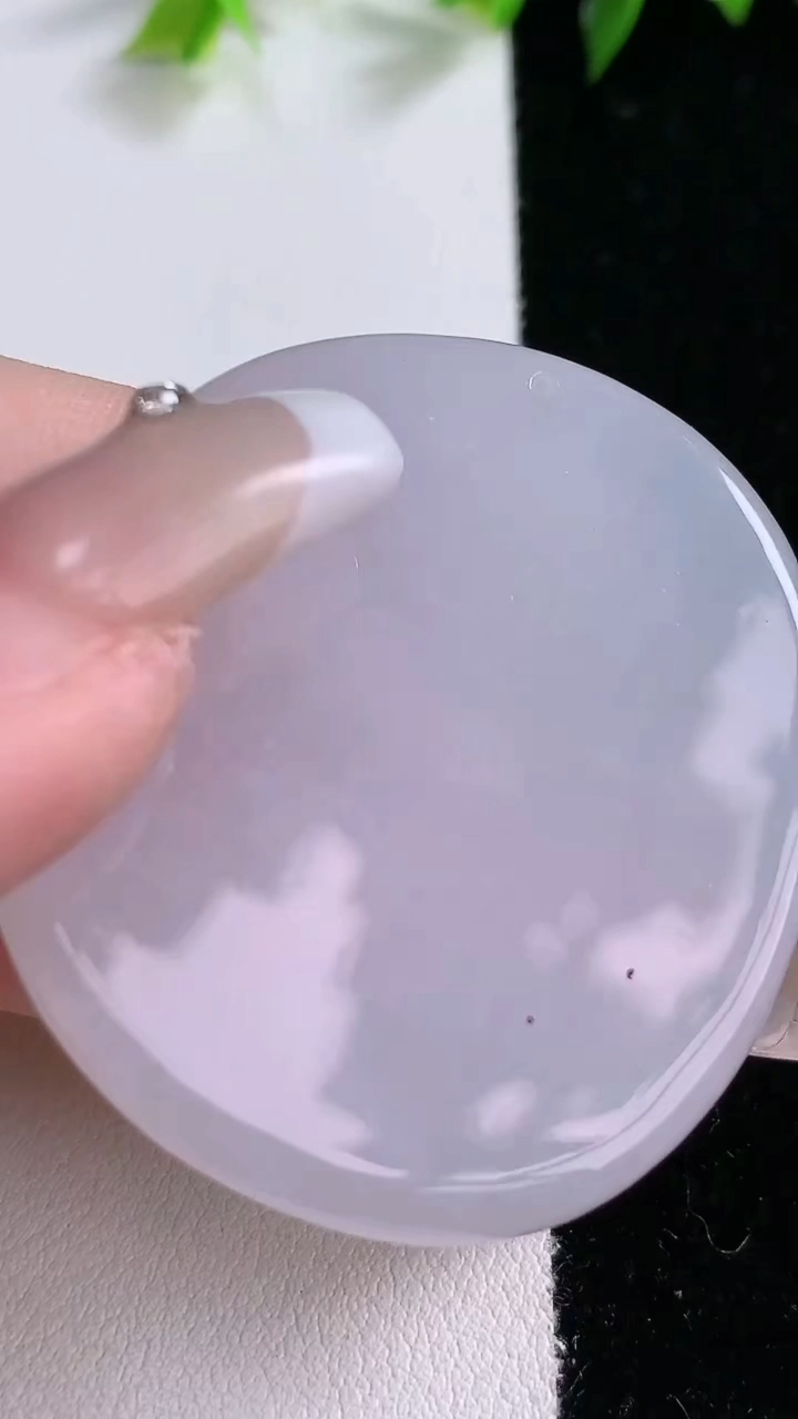 天然A货翡翠无相佛吊坠，尺寸45.5-40-6.1，重:28.55g
3月15日