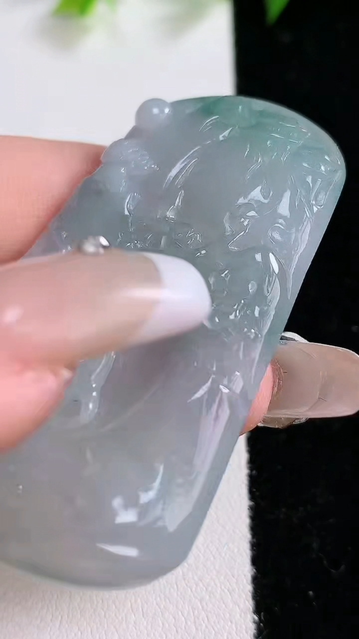 天然A货翡翠飘花梅花鹿吊坠，尺寸55-34.8-5.3，重:21.73g
3月15日