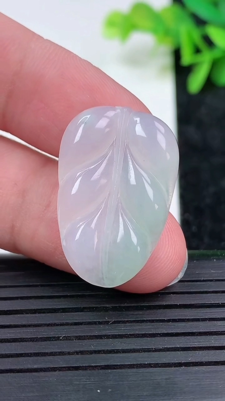 天然A货翡翠金枝玉叶 叶子吊坠尺寸28.2-18.5-4重量:3.79g
3月15日