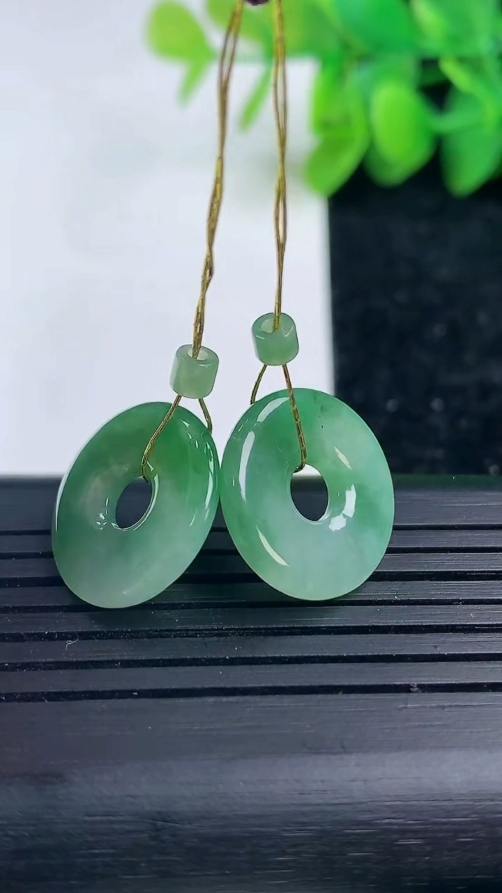 天然A货翡翠平安环吊坠一对尺寸16.3-2.4重量:3.85g
3月15日