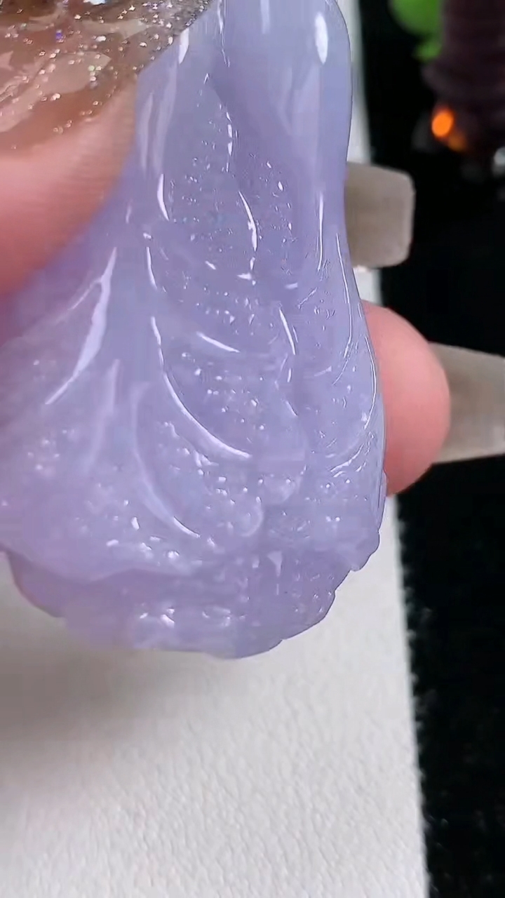 天然A货翡翠冰种紫罗兰白菜吊坠，尺寸47-27-13，重量:35.50g
3月15日