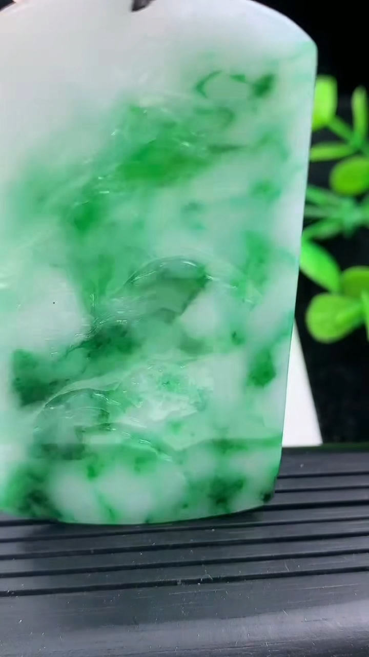 天然A货翡翠山水牌吊坠尺寸66.8-35.4-4重量:27.67g
3月15日