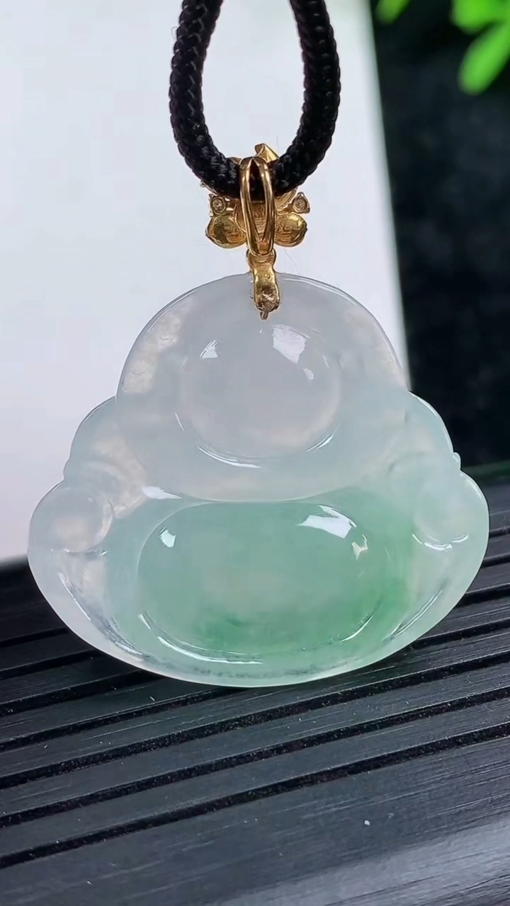 天然A货翡翠种飘花佛公吊坠尺寸26-28.8-5.5重量:6.78g
3月15日