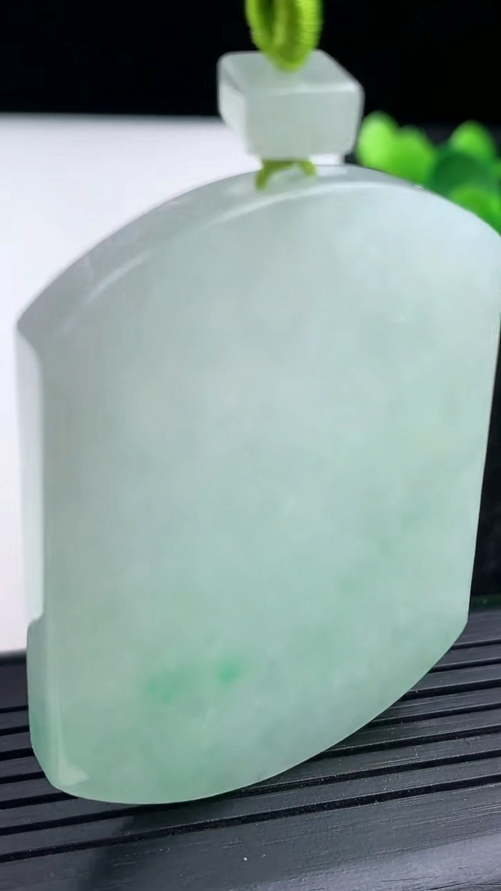 天然A货翡翠无事牌吊坠尺寸54.1-40.3-5.2重量:36.50g
3月15日