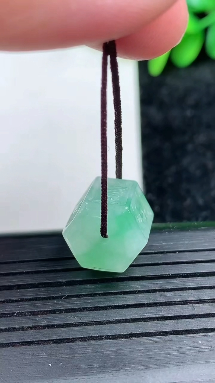 天然A货翡翠六字真言 路路通吊坠尺寸11.7-11.7重量:4.38g
3月15日