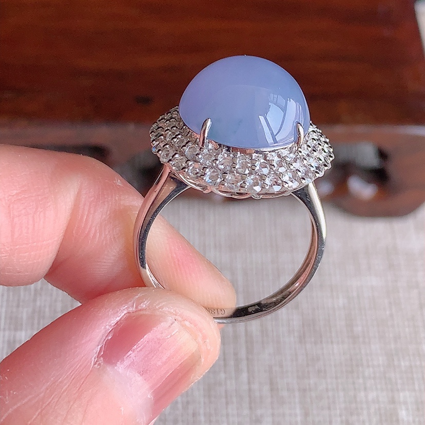 天然A货翡翠18K金伴钻镶嵌紫罗兰蛋面戒指 圈口17.8裸石
尺寸12.2mm 重量5.52g 03