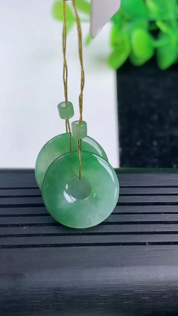 天然A货翡翠平安环吊坠一对尺寸16.3-2.4重量:3.85g
3月15日