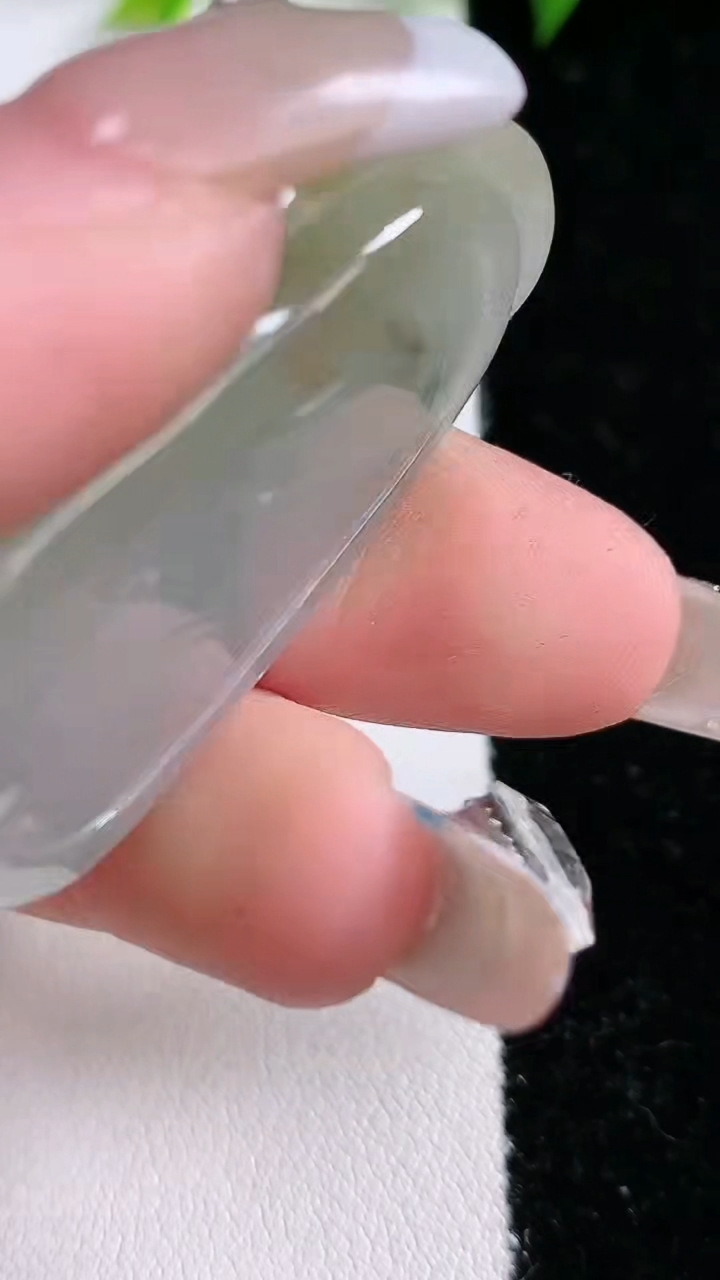 天然A货翡翠飘花鸟语花香吊坠，尺寸43.5-22.1-7.9，重:14.27g
3月15日