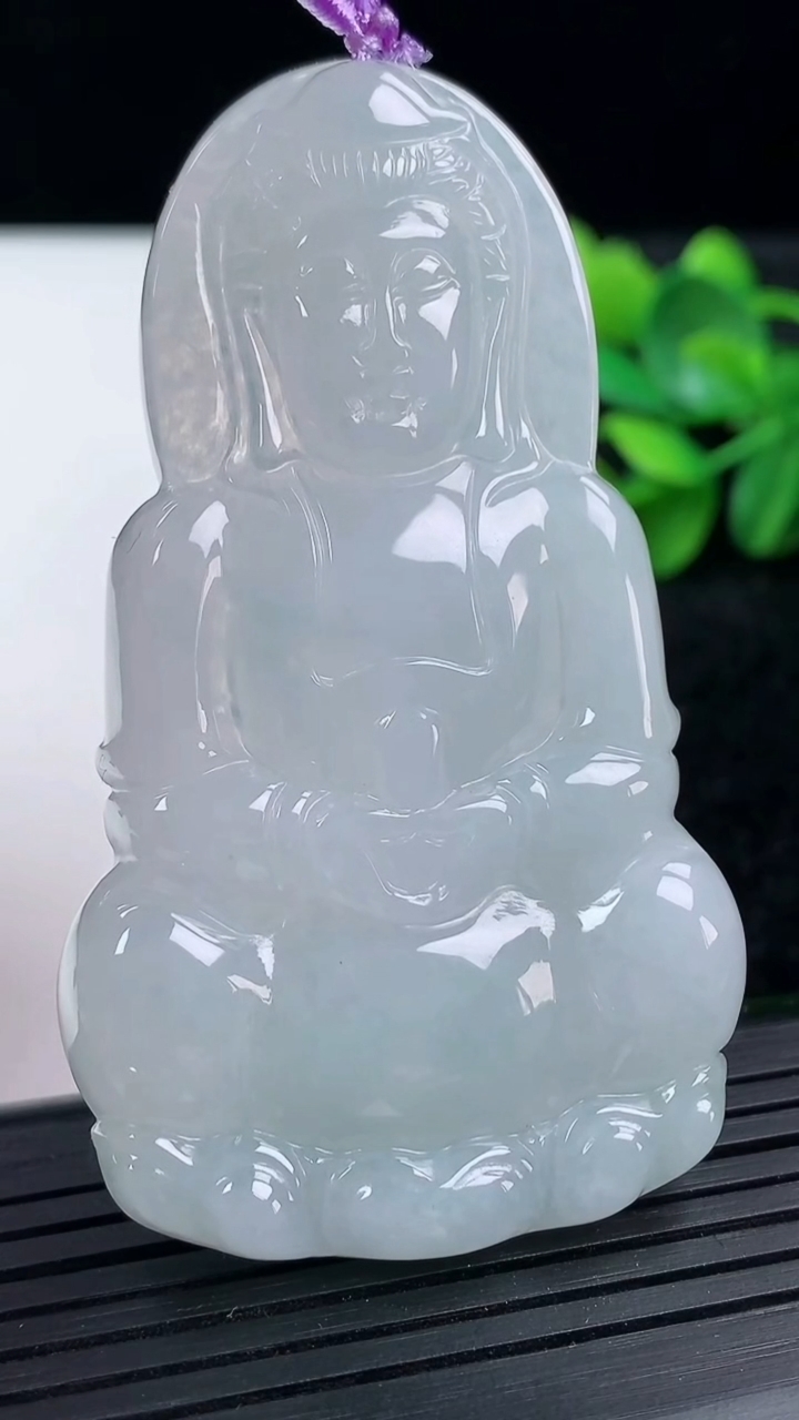 天然A货翡翠观音菩萨吊坠尺寸66.8-39.1-5.2重量:27.06g
3月15日