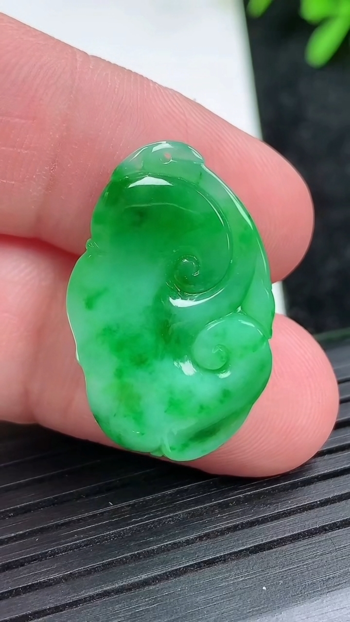 天然A货翡翠如意吊坠尺寸26.6-16.7-4.7重量:3.95g
3月15日