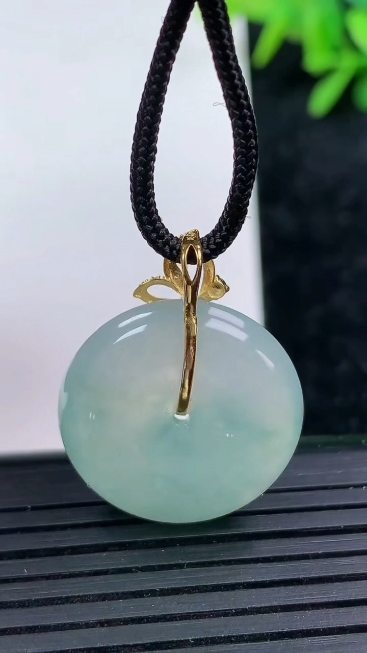 天然A货翡翠种飘花平安扣吊坠尺寸21.7-5.5重量:6.38g
3月15日