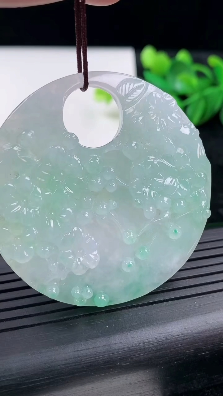 天然A货翡翠花开富贵吊坠尺寸53.1-5.8重量:32.99g
3月15日