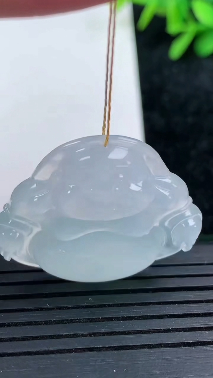 天然A货翡翠种飘花佛公吊坠尺寸29.1-33.4-5.6重量:9.14g
3月15日