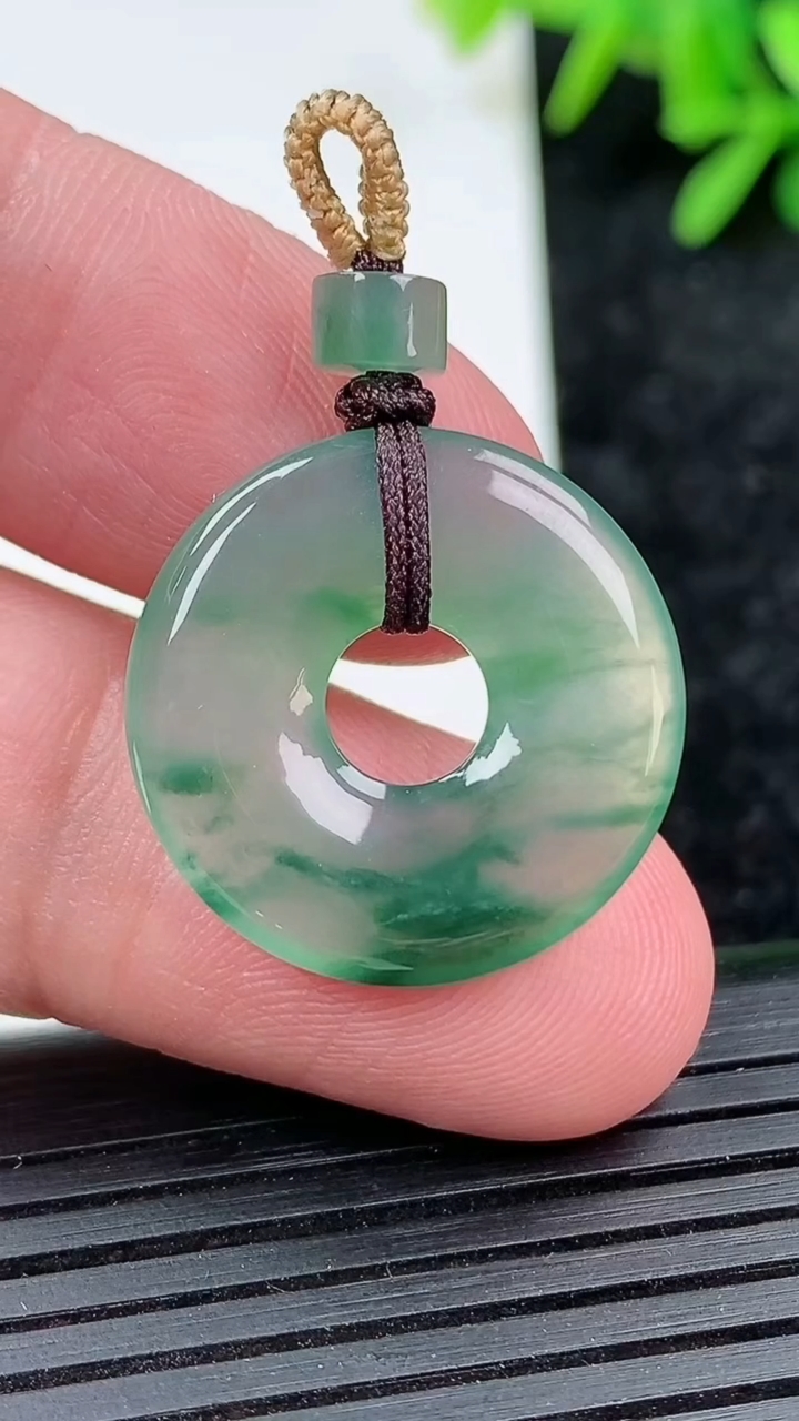 天然A货翡翠冰种飘花平安环吊坠尺寸21.3-3.2重量:3.58g
3月15日