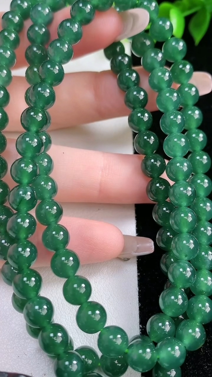 天然A货翡翠蓝水圆珠项链，尺寸6.6-108颗，重:56.96g
3月15日