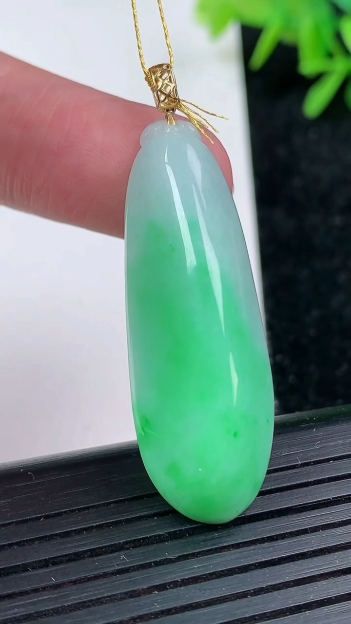 天然A货翡翠福瓜吊坠尺寸41.2-14.1-8.8重量:9.42g
3月15日