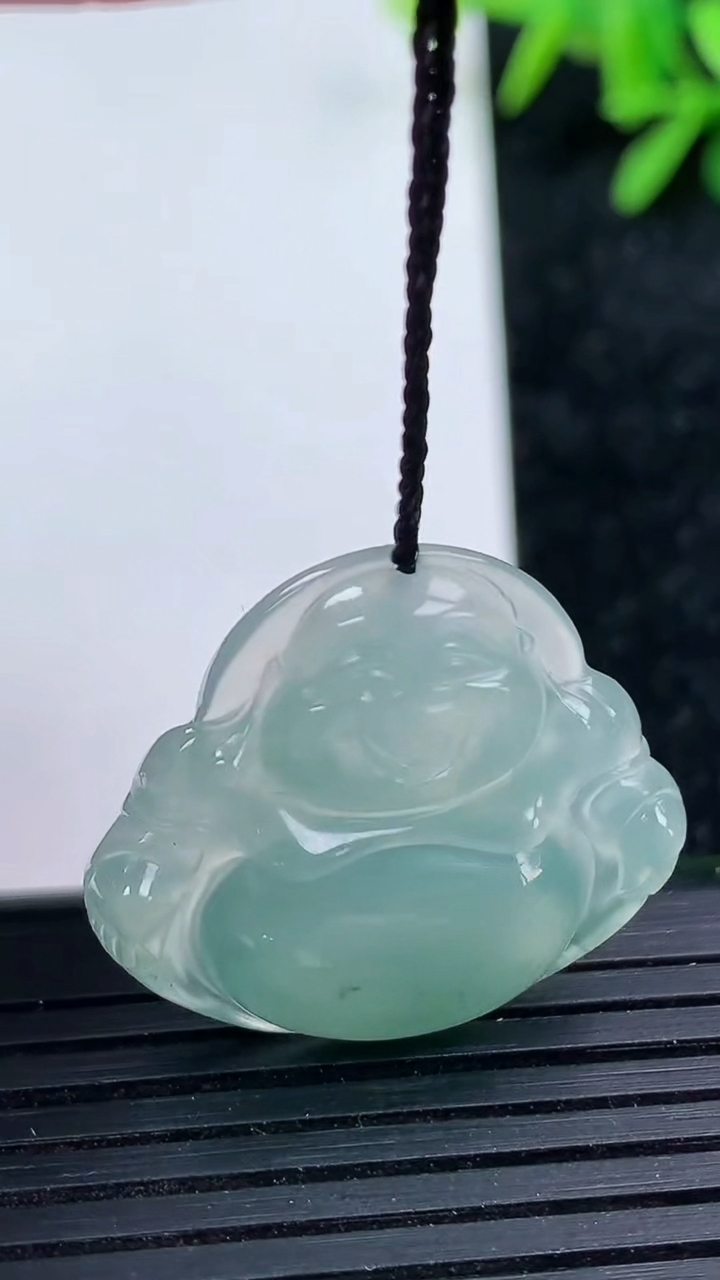 天然A货翡翠冰种飘花佛公吊坠尺寸24.8-26.8-5.3重量:5.27g
3月15日