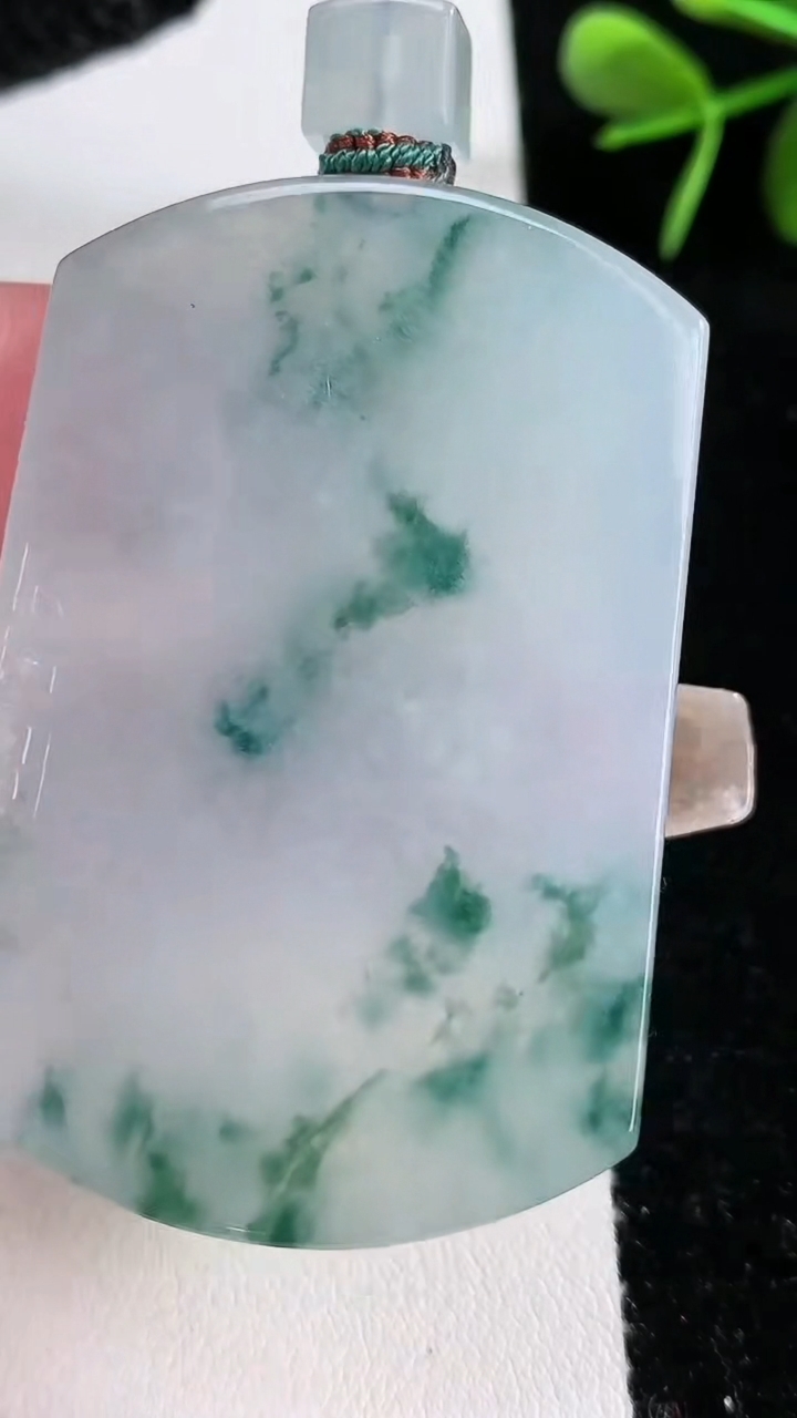 天然A货翡翠种飘花仿古无事牌吊坠，尺寸51.5-35-5.8，重量:39.34g
3月15日