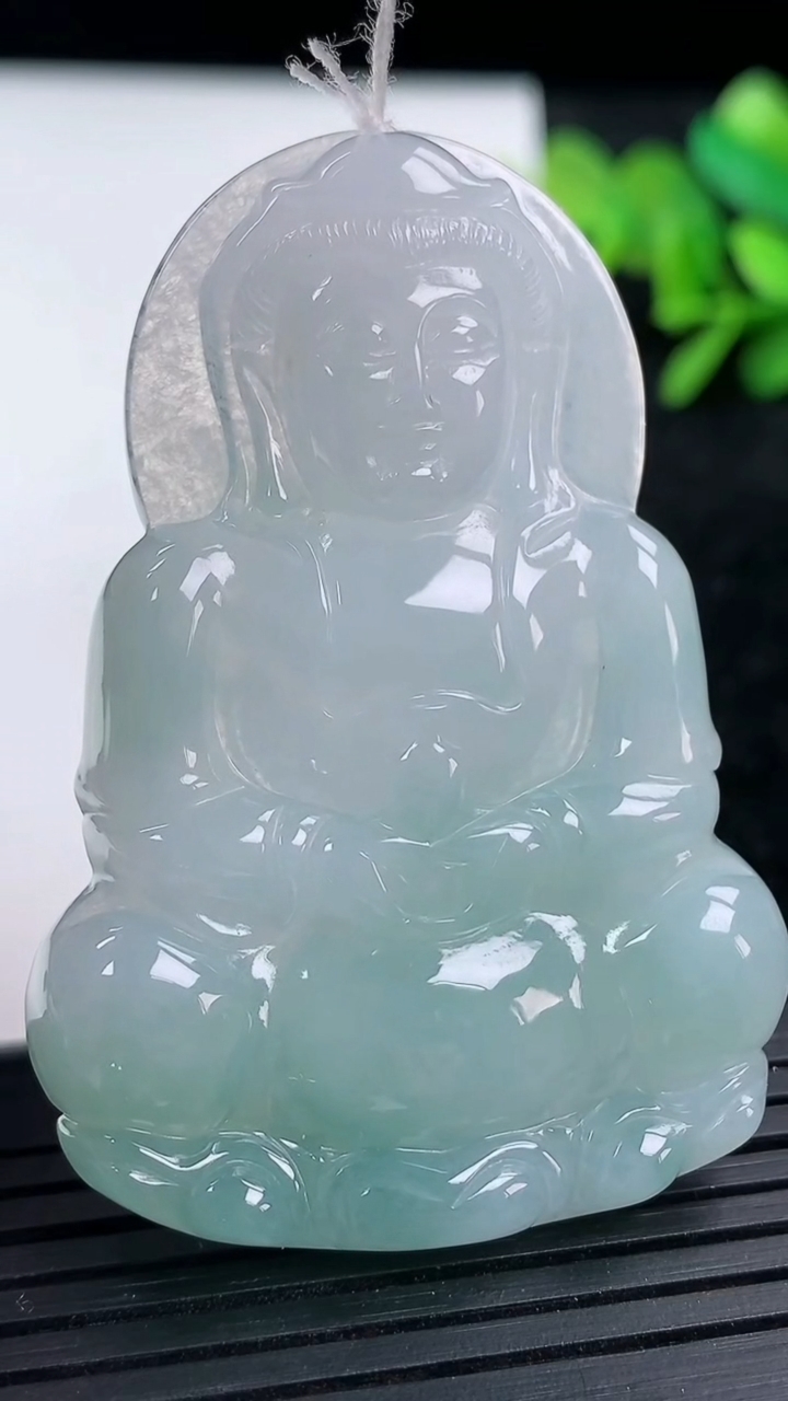 天然A货翡翠观音菩萨吊坠尺寸55-38.3-6.1重量:21.32g
3月15日