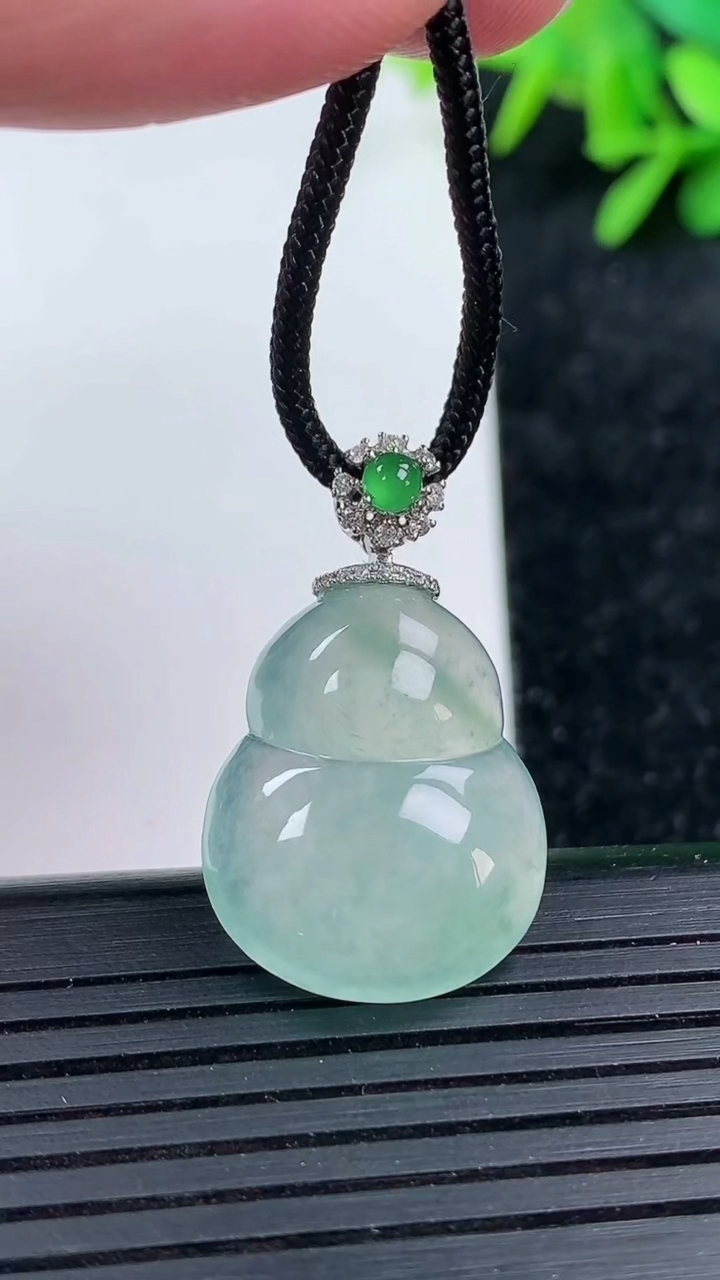 天然A货翡翠葫芦吊坠尺寸22.5-17.6-5.5重量:4.97g
3月15日